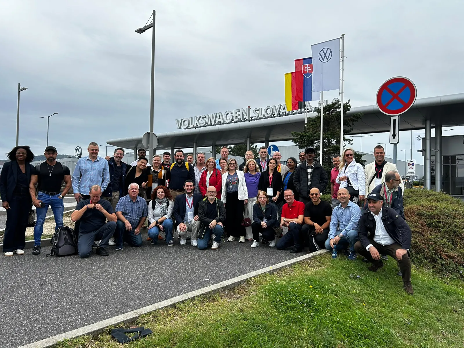 Participants de la conférence ILSSI 2026 devant l'usine Volkswagen Slovakia à Bratislava