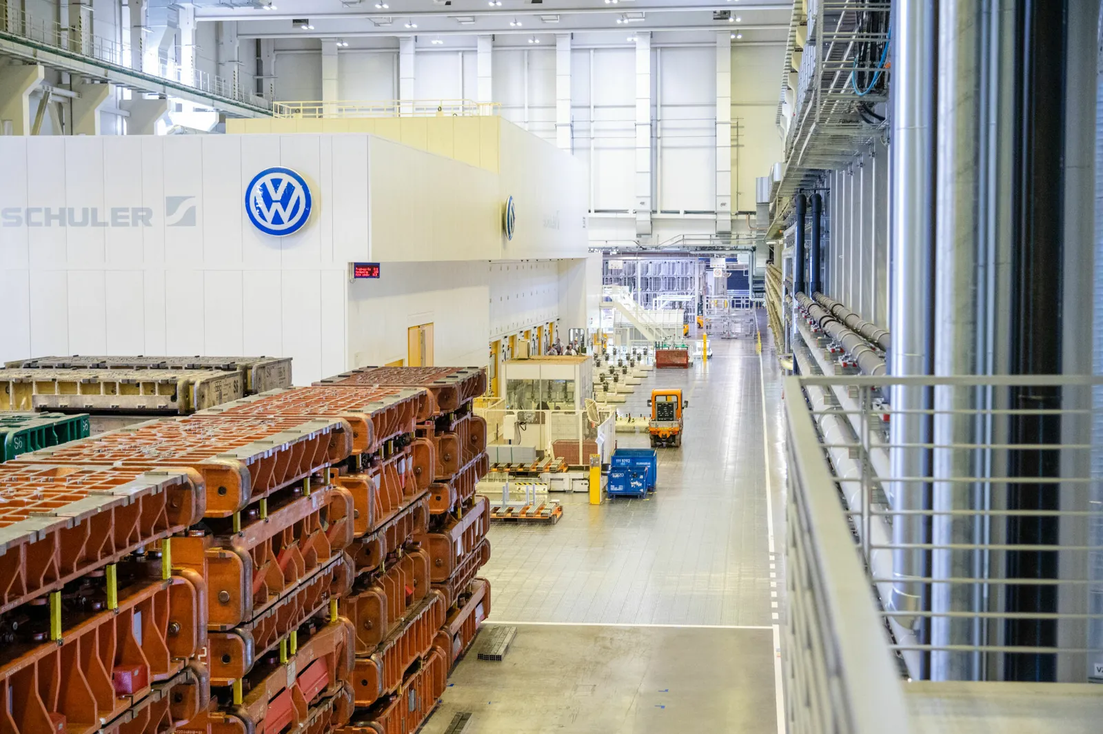 Atelier d'emboutissage de l'usine Volkswagen de Bratislava : presses Schuler et outils de presse rangés au plus près de la ligne
